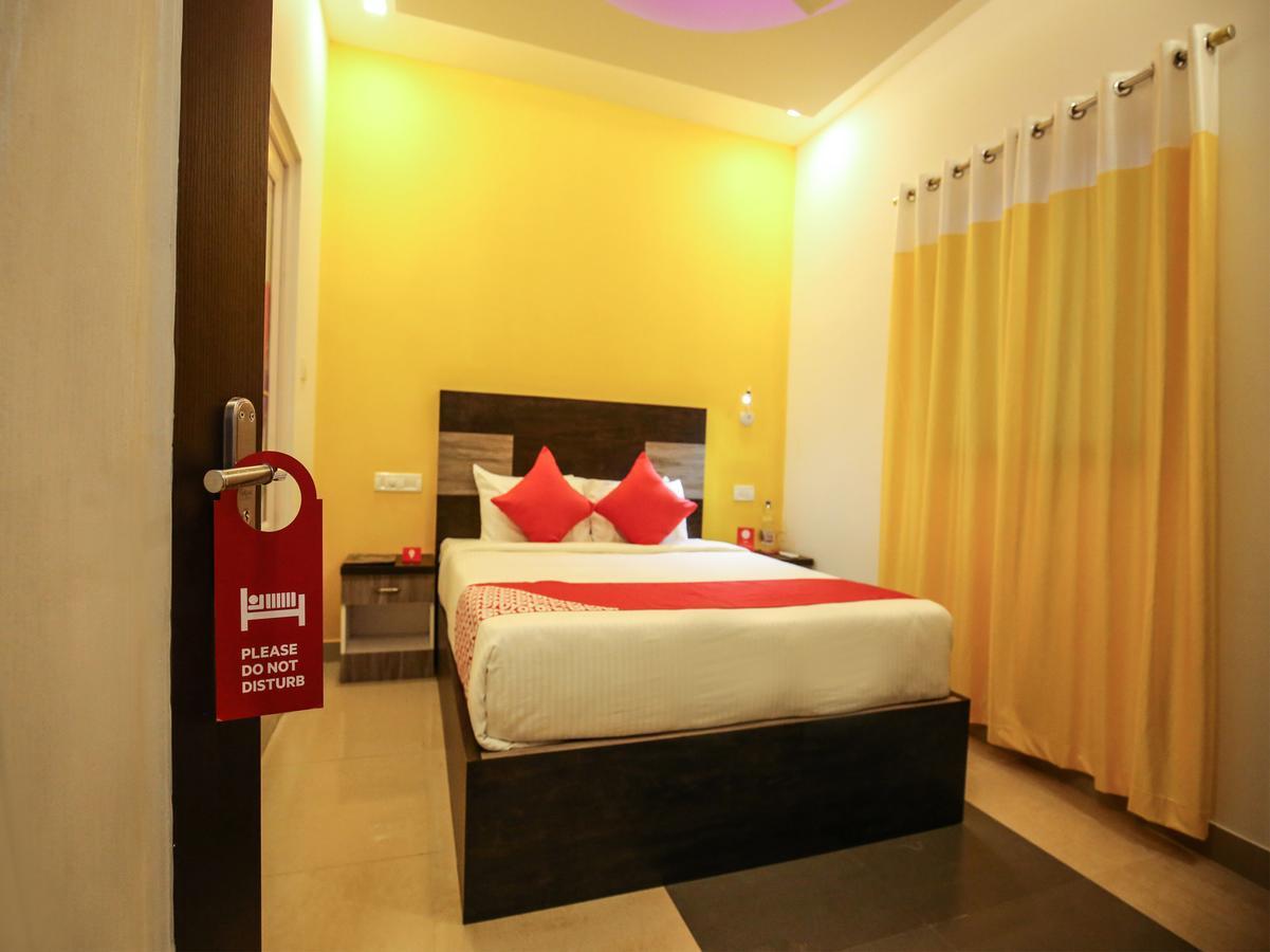 Oyo 10152 Rail View Residency Hotell Alappuzha Exteriör bild